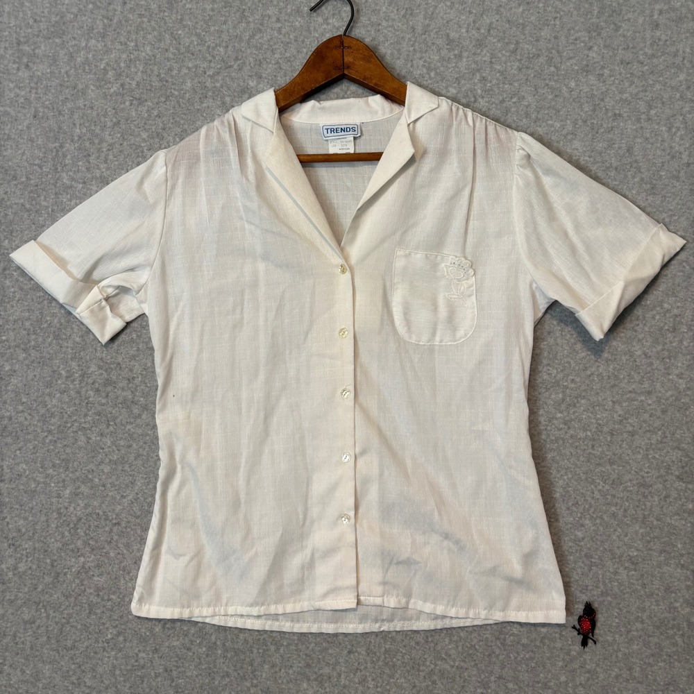 Vintage Trends Women's Medium Short Sleeve Button Up White Blouse Floral Pocket